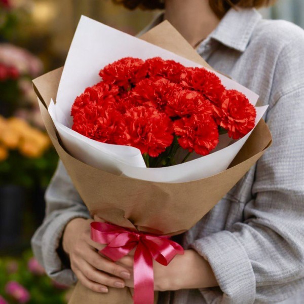 11 алых гвоздик