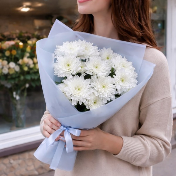 3 белые хризантемы в голубом оформлении