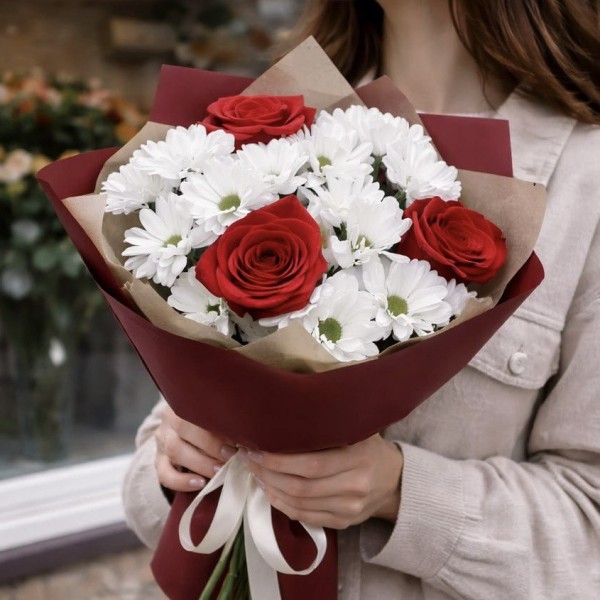 3 красные розы и кустовая хризантема