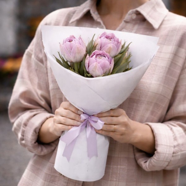 3 пионовидных тюльпана