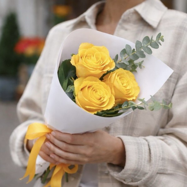 3 желтые розы