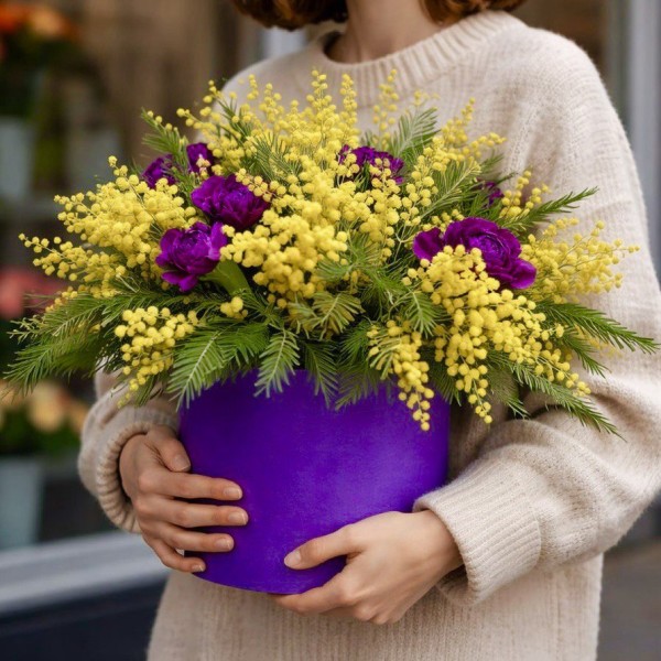 7 мимоз и 7 тюльпанов в шляпной коробке