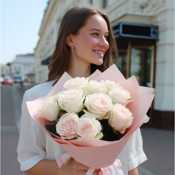 11 белых роз