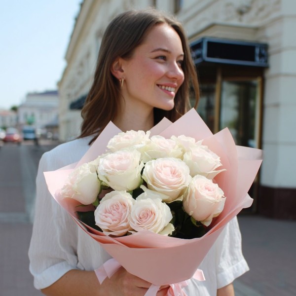 11 белых роз