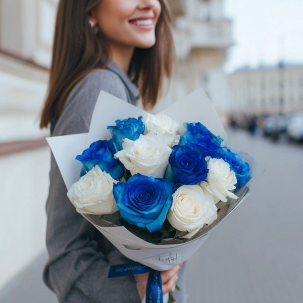 11 сине-белых роз