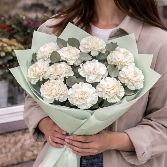Букет 13 белых гвоздик
