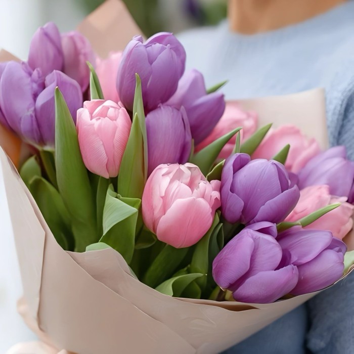 Букет 15 фиолетово-розовых тюльпанов