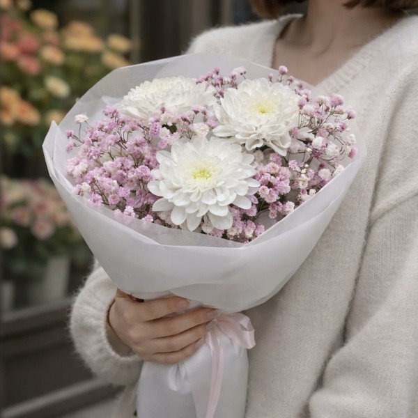 3 белые хризантемы с розовой гипсофилой