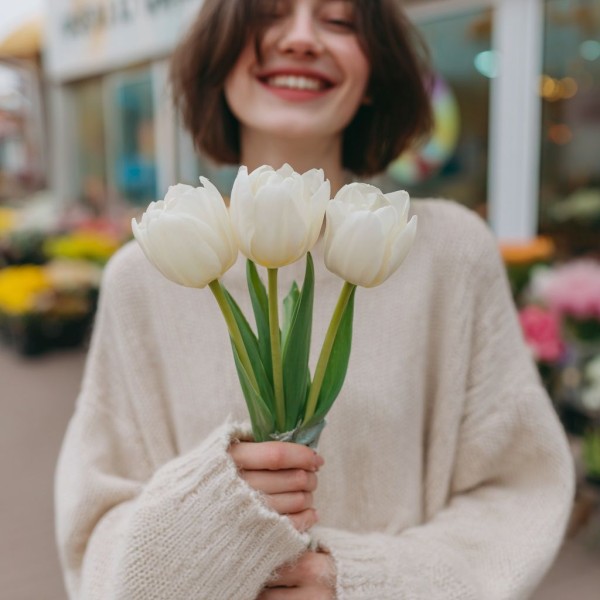 3 белых тюльпана