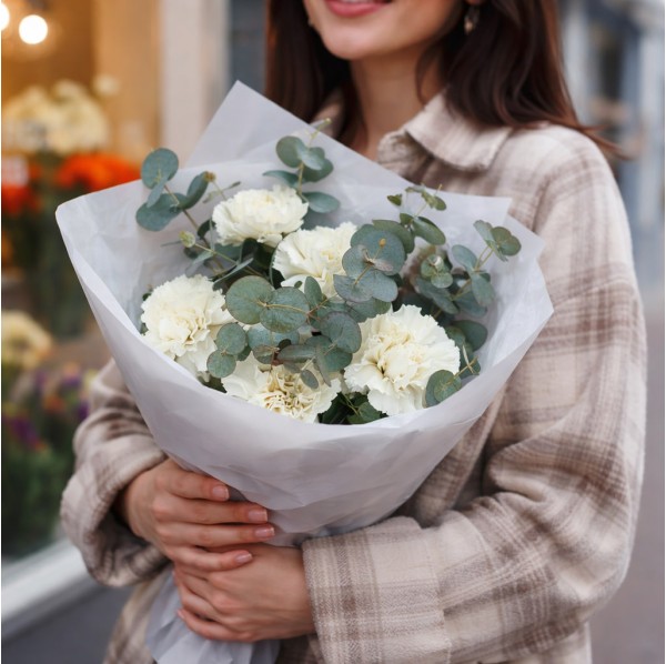 5 белых гвоздик