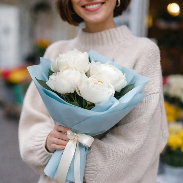 5 белых пионов