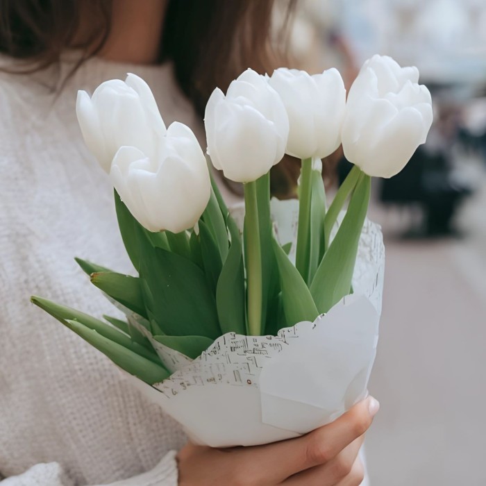 Букет 5 белых тюльпанов