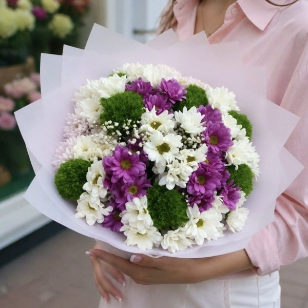 7 кустовых хризантем с зеленым диантусом