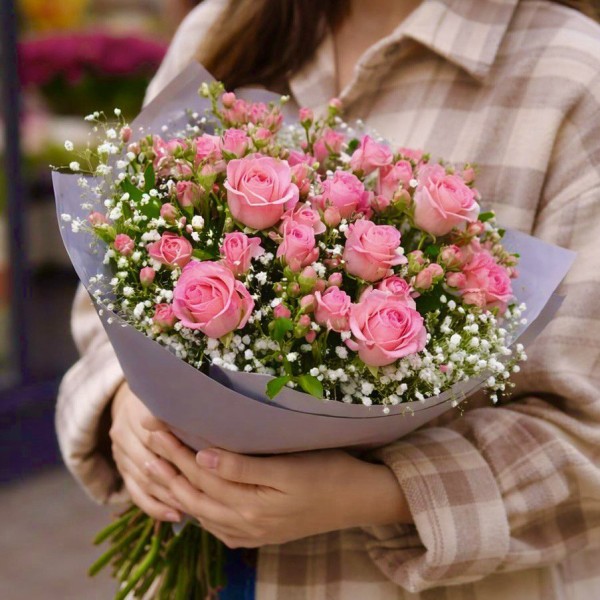 7 розовых кустовых роз