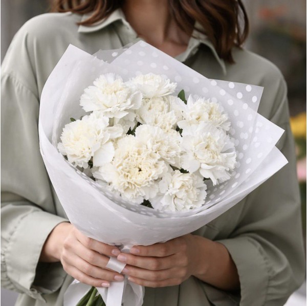 9 белых гвоздик