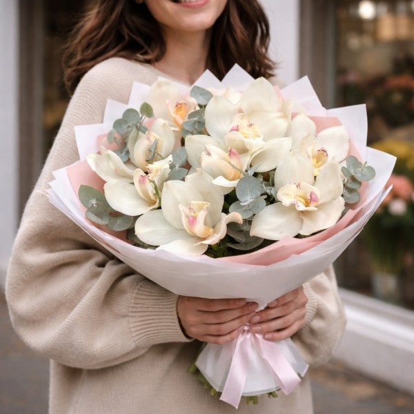 Букет 9 белых орхидей