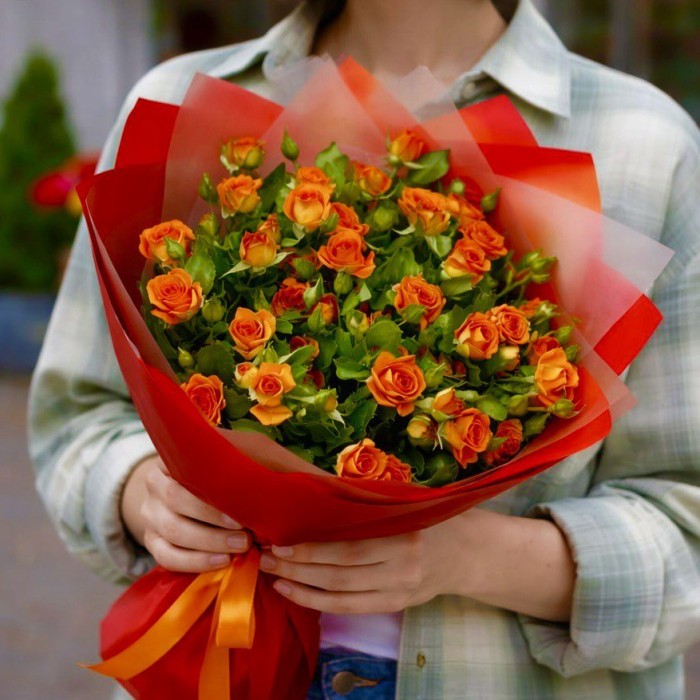 Букет 9 оранжевых кустовых роз