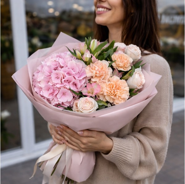 Букет из гортензии и кустовой розы