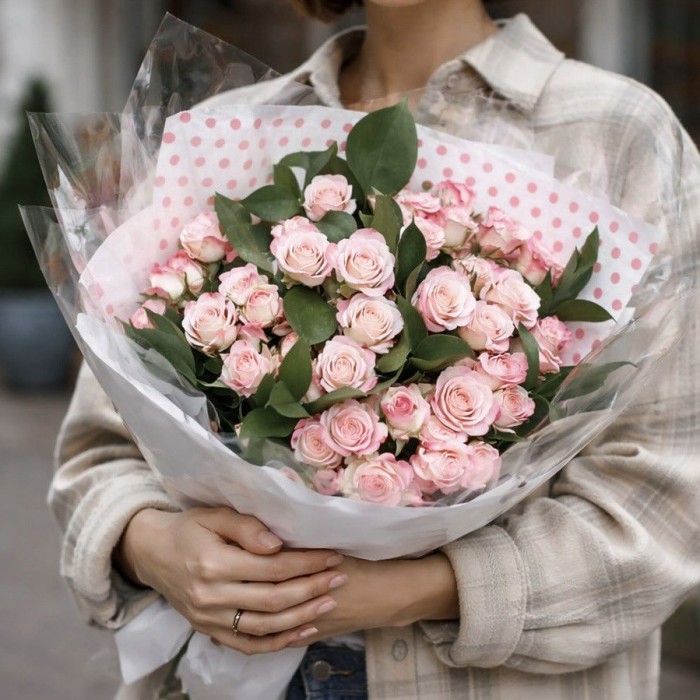 Кустовая роза с рускусом