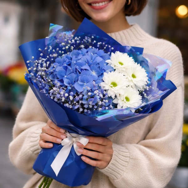 Синяя гортензия с гипсофилой