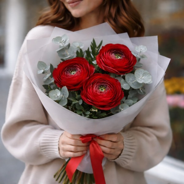 3 красных ранункулюса