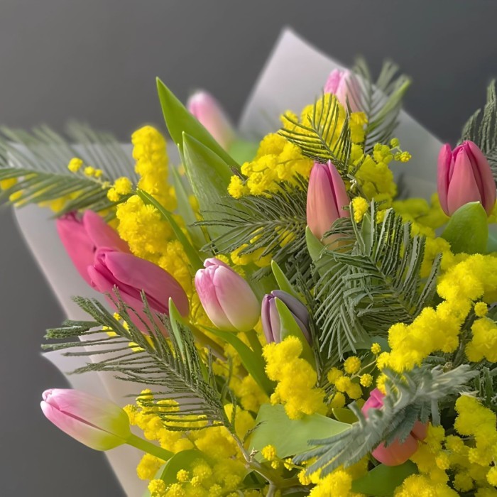 Букет 15 тюльпанов с мимозой
