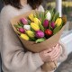 Букет 17 разноцветных тюльпанов