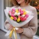Букет 19 разноцветных тюльпанов