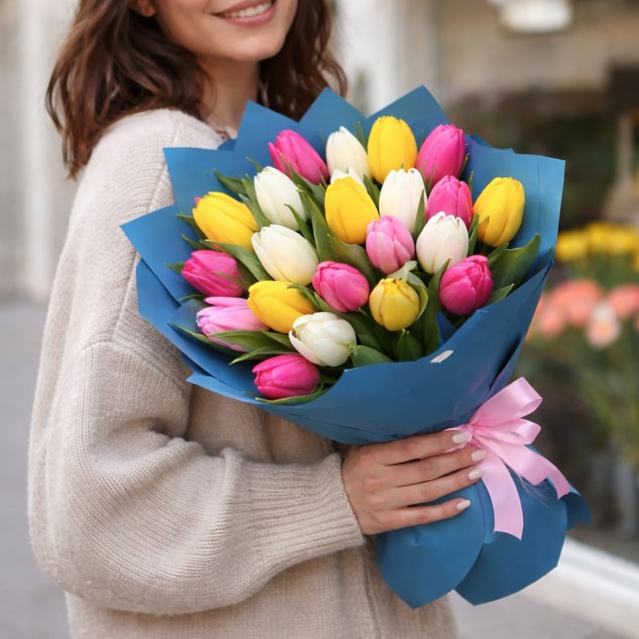 Букет 21 разноцветный тюльпан