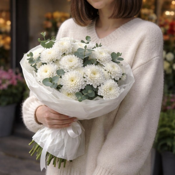 7 белых кустовых хризантем с эвкалиптом