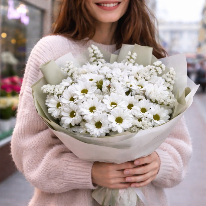 7 белых кустовых ромашковых хризантем и статица