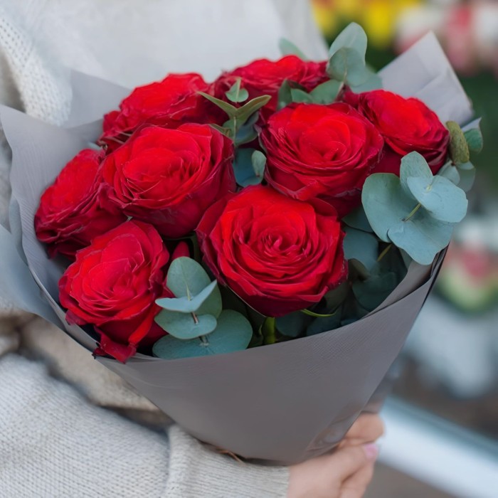 Букет 9 малиновых роз с эвкалиптом