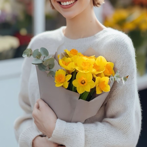 9 нарциссов с эвкалиптом