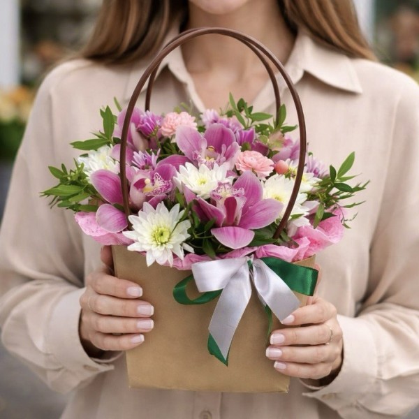 Букет в сумочке с орхидеей и хризантемой