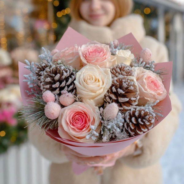 Новогодний букет с еловыми шишками