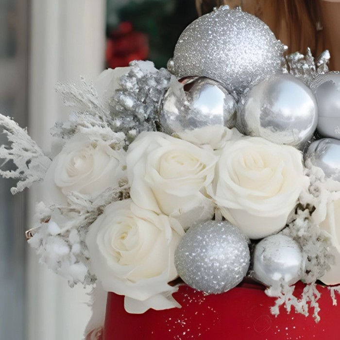 Новогодняя композиция в красной коробке с розами